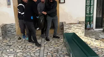 Hastaneye gitmek için sözleştiği kızı tarafından evinde ölü bulundu