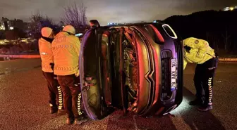 Kaldırıma çarpıp devrildi: 1 yaralı