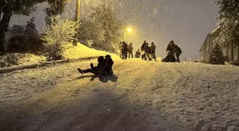 Kar yağışı sürücülere çile, çocuklara eğlence oldu