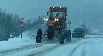 Karabük-Bartın kara yolunda kar nedeniyle tırların geçişine izin verilmiyor