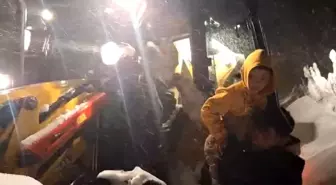 Kardan yolu kapanan köyde rahatsızlanan çocuğun imdadına ekipler yetişti