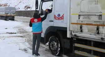 Karlıova'da araç sürücülerine yiyecek ve içecek ikramı