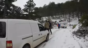 Manisa'da karda mahsur kalan avcılar kurtarıldı