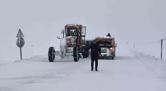 Muş-Kulp karayolu tır ve çekici trafiğine kapatıldı