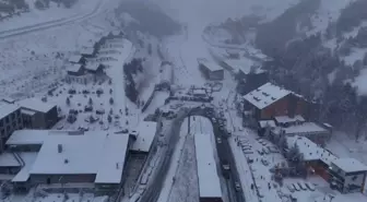 Palandöken'de kar kalınlığı 70 santimetreyi geçti; kayak merkezi dronla görüntülendi