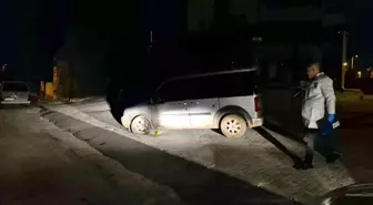 Park halindeki aracı benzin döküp ateşe verdi, alevler aracı sarmadan söndürüldü