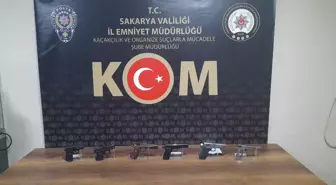 Sakarya'da 8 tabancaya el konuldu, 4 şüpheli gözaltına alındı