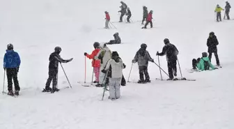 Sarıkamış Kayak Merkezi'nde kar yağışı altında kayak keyfi