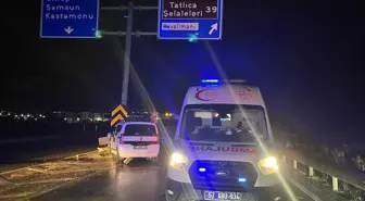 Sinop'ta otomobil yön tabelasının direğine çarptı, 2 kişi yaralandı