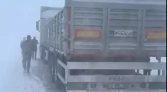 Tendürek Geçidi'nde ulaşım durma noktasına geldi