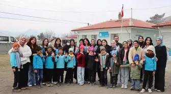 Üniversiteli gönüllü gençler ördükleri atkı ve berelerle köy çocuklarını ısıtıyor