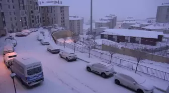 Hakkari'de Kar Yağışı Etkili Oldu: 2 Köy ve 10 Mezra Yolu Kapandı