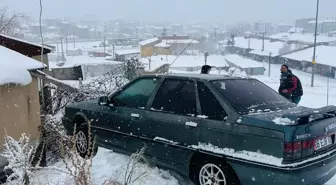 Yüksekova'da kar yağışı etkili oldu