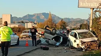 Adana'da park halindeki araca çarpan otomobildeki 2 kişi yaralandı
