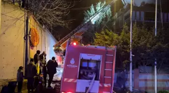 Arnavutköy'de 4 katlı binanın bacasında korkutan yangın