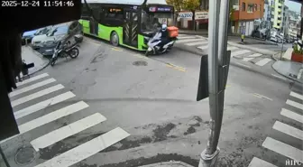 Belediye otobüsü ile motokuryenin çarpıştığı kaza kamerada