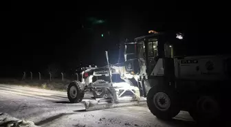 Beypazarı'nda köy yollarında kar mücadelesi yapılıyor
