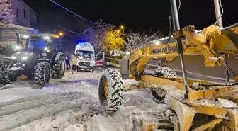 Bingöl'de hasta almaya giderken karda mahsur kalan ambulans kurtarıldı