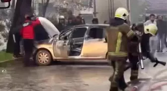 Bursa'da park halindeki midibüste çıkan yangın otomobile sıçradı