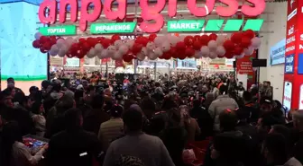 Denizli'de zincir marketin indirimli açılışı geceden sabaha kuyruk oluşturdu