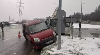 Domaniç'te trafik kazalarında 4 kişi yaralandı