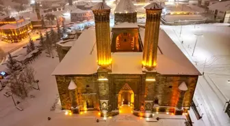 Erzurum'da beyaza bürünen tarihi yapılar havadan görüntülendi