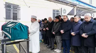 Esenyurt'ta servis midibüsünün devrildiği kazada ölen 2 kadının cenazesi defnedildi