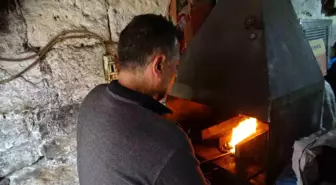 Eski yöntemlerle ürettiği kebap şişlerini 15 ülkeye ihraç ediyor