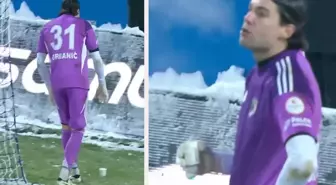 Görüntü Türkiye'den! -10 derece soğukta ısınmak için maç oynanırken çay içti