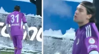 Görüntü Türkiye'den! -10 derece soğukta ısınmak için maç oynanırken çay içti