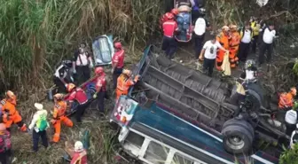 Guatemala'da devrilen yolcu otobüsündeki 15 kişi hayatını kaybetti