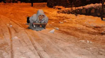 Hakkari'de çocuklar kızak ve bidonlarla kayarak eğlendi