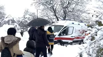 Hakkari'de yolu kapanan kırsal mahalledeki hamile kadın ekiplerce hastaneye ulaştırıldı
