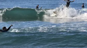 Hatay'da güneşli havanın keyfini sörf yaparak çıkardılar