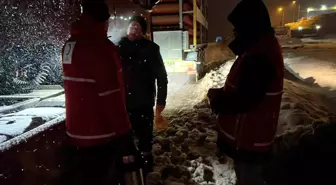 Kar sebebiyle kapanan yolda ekiplerden vatandaşlara sıcak içecek ikramı