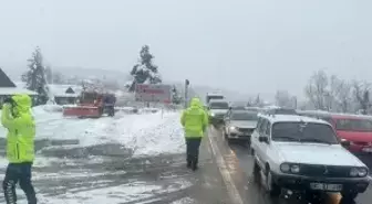 Kar yağışının etkili olduğu Bolu Dağı'nda arızalanan tır ulaşımı aksattı