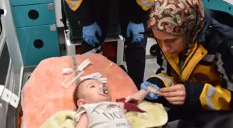 Karla kapanan yol açıldı, 7 aylık bebek hastaneye ulaştırıldı