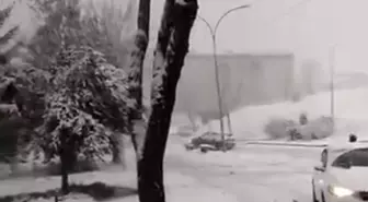 Karlı yolda kontrolden çıkan otomobilin kaza anı kamerada