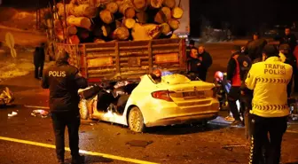 Kastamonu'da tıra çarpan otomobildeki 1 kişi öldü, 2 kişi yaralandı