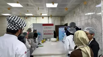 Kayseri'de yabancı uyruklu üniversite öğrencileri nevzine tatlısı yaptı