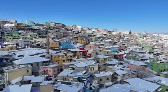 Kayseri'nin 'renkli evler'i beyaz örtüyle kaplandı