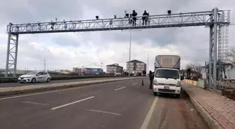 Kazada zarar gören otoyol plaka tanıma sistemi direği yenilendi