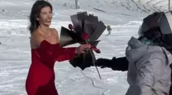 Kırmızı elbisesiyle Erciyes'te kayak yapıp, gül dağıttı