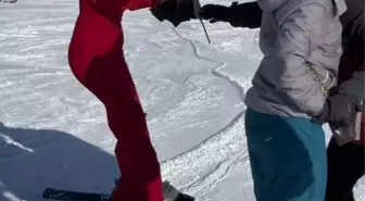 Kırmızı elbisesiyle Erciyes'te kayak yapıp, gül dağıttı
