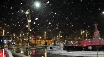 Kütahya'da şehir merkezine mevsimin ilk karı yağdı
