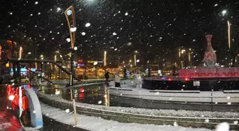 Kütahya'da şehir merkezine mevsimin ilk karı yağdı