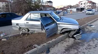 Malatya'da temizlik aracı ile çarpışan araç refüje çıktı