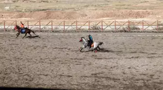 Malatya'nın Yazıhan ilçesinde ata sporu atlı cirit yaşatılıyor