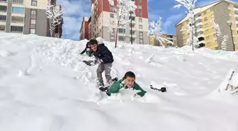 Muş'ta çocuklar kar üzerinde poşetlerle kayarak eğlendi