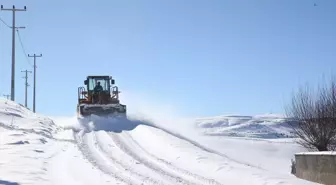 Muş'ta köy yollarında karla mücadele çalışmaları sürüyor